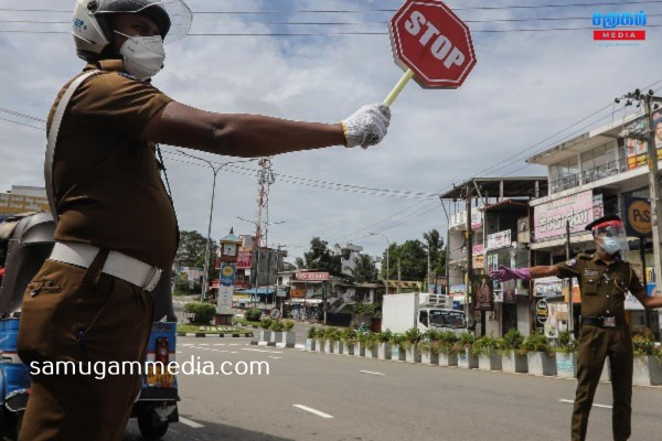 கசிப்பு வியாபாரியிடம் கைநீட்டிய பொலிஸாருக்கு நடந்த தரமான சம்பவம்! samugammedia 